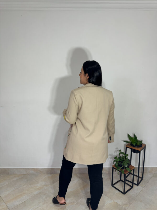 Blazer Beige Letras Colores - Image 3